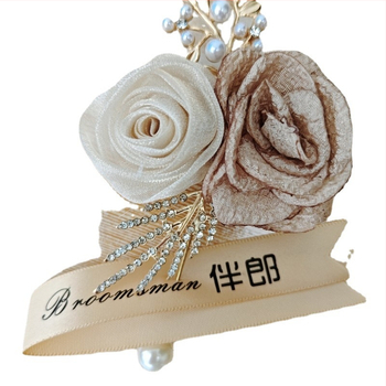 Šampano spalvos pabrolys, pamergė, vestuvių sagė, nuotaka, jaunikis, vestuvių korsažas, nuotakos seserys, riešo gėlė