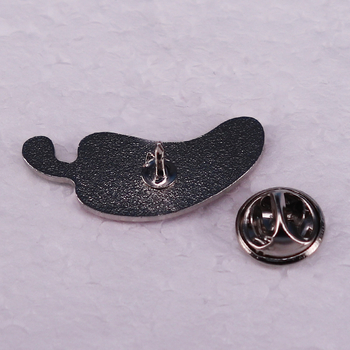 Amerikai tévés iroda vicces epizódja, Parm pirospaprikás bross jelvény