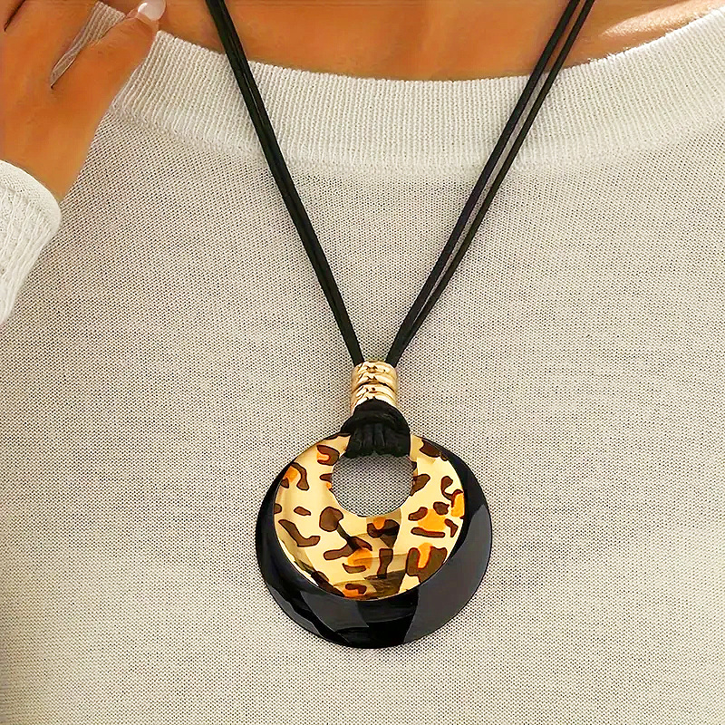 1 melna zelta krāsas kulona gredzena kaklarota, retro Eiropas un Amerikas augstas kvalitātes rotaslietas, kas atbilst atslēgas kaula ķēdītei rudens un ziemas džempera ķēdītei