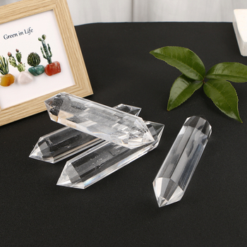 Piiriülene uus naturaalne kristall Vogeli mitmelõigatud valgest kristallist sulatuskolonni mitme prismaga käsitöökaunistused hulgimüük