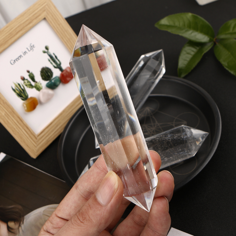 Piiriülene uus naturaalne kristall Vogeli mitmelõigatud valgest kristallist sulatuskolonni mitme prismaga käsitöökaunistused hulgimüük