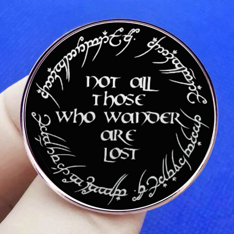 A Gyűrűk Ura rúna bross klasszikus film és televízió Hobbit kitűző fémötvözetből készült jelvény kiegészítők