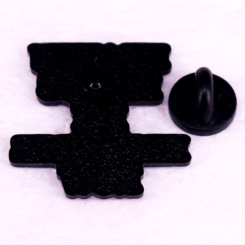 Isten a tudója, hogy most szenvedek, Smith dalkiegészítő brossja