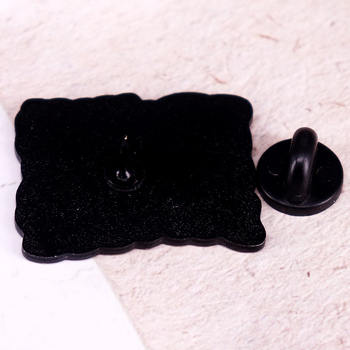 Pirmenybę teikite žmonėms, o ne pelnui – emalio ženklelis su vaivorykštės ženkleliu