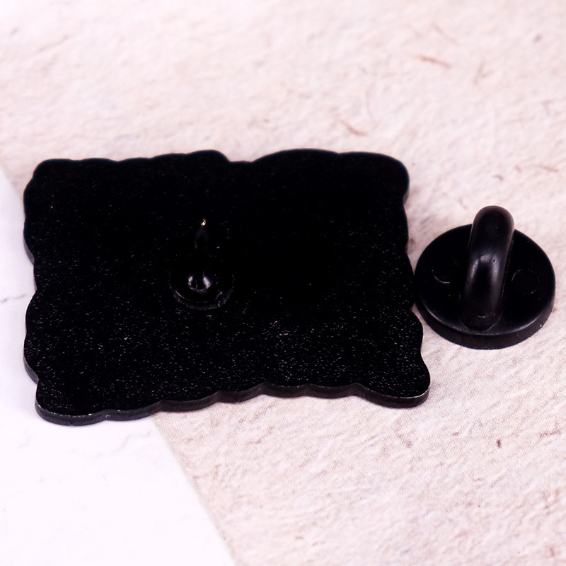 Pirmenybę teikite žmonėms, o ne pelnui – emalio ženklelis su vaivorykštės ženkleliu