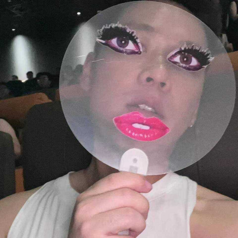 Piroska könyvkoncert Ladygagával Klassz nyári rajongók Ajándékok küldése barátoknak Bemelegítő dobókocka-rajongók