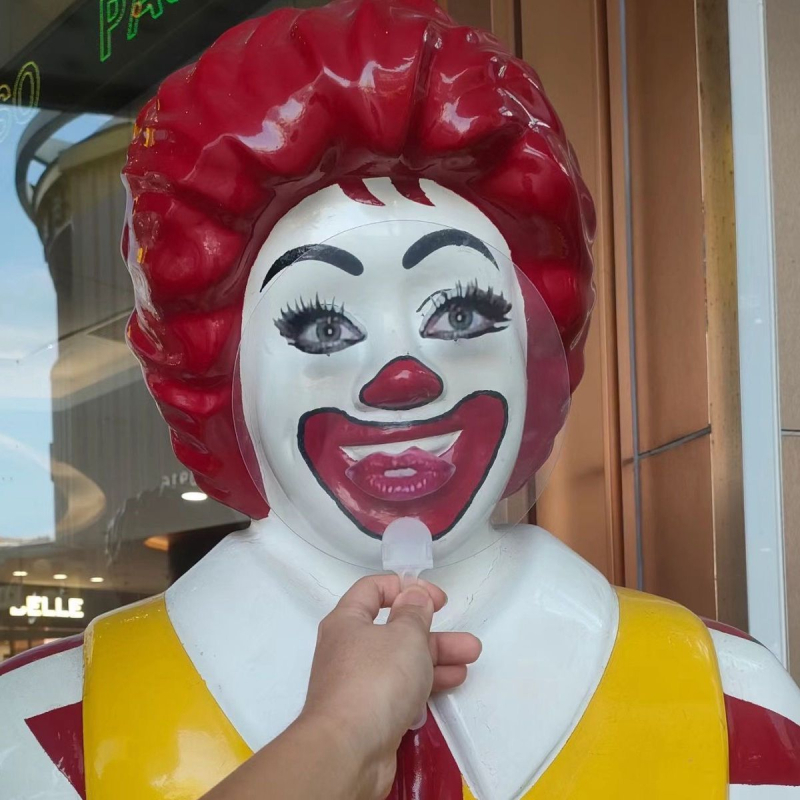 Piroska könyvkoncert Ladygagával Klassz nyári rajongók Ajándékok küldése barátoknak Bemelegítő dobókocka-rajongók