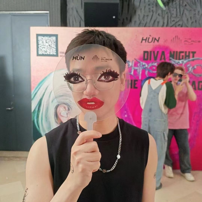 Piroska könyvkoncert Ladygagával Klassz nyári rajongók Ajándékok küldése barátoknak Bemelegítő dobókocka-rajongók