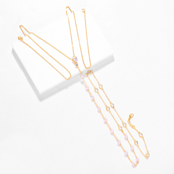 Tarptautiniu mastu parduodama paprasta europietiška ir amerikietiška vestuvinė suknelė be perlų grandinėlės, temperamentingi madingi aksesuarai.