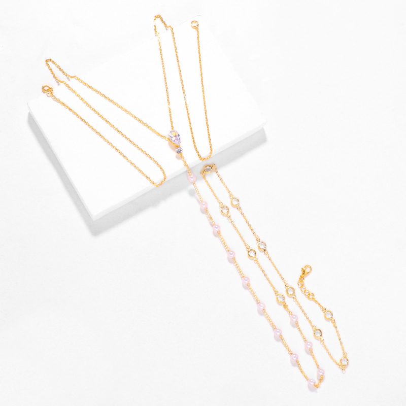 Tarptautiniu mastu parduodama paprasta europietiška ir amerikietiška vestuvinė suknelė be perlų grandinėlės, temperamentingi madingi aksesuarai.