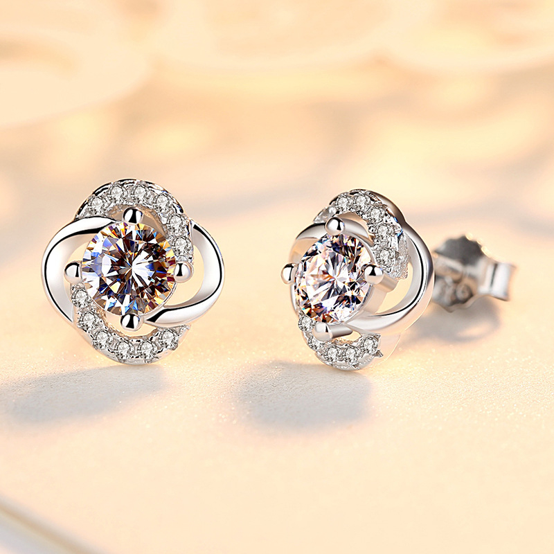 999 ezüst fülbevaló női új, gyémántokkal kirakott négylevelű lóhere temperamentum személyiség japán és koreai fülbevalók egyszerű Joker fülbevalók nagykereskedelemben