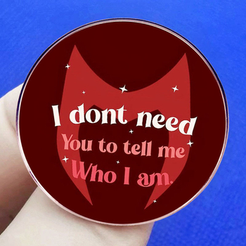 Bíbor Boszorkány Nem Kell Mondanom, Ki Vagyok Bross Kitűző Jelvény Fémötvözet Jelvény Kiegészítők