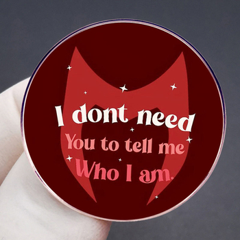 Bíbor Boszorkány Nem Kell Mondanom, Ki Vagyok Bross Kitűző Jelvény Fémötvözet Jelvény Kiegészítők