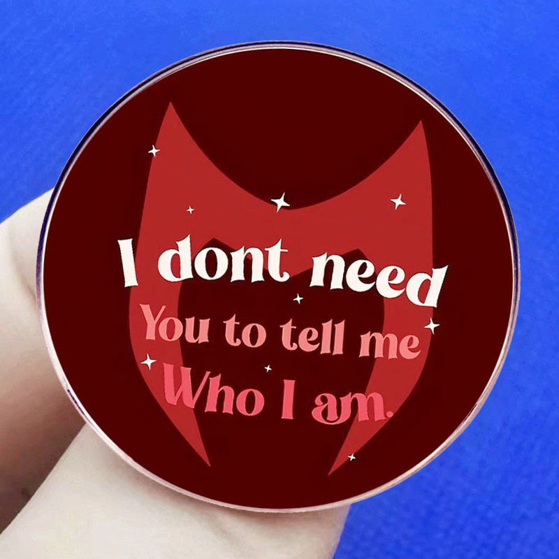 Bíbor Boszorkány Nem Kell Mondanom, Ki Vagyok Bross Kitűző Jelvény Fémötvözet Jelvény Kiegészítők