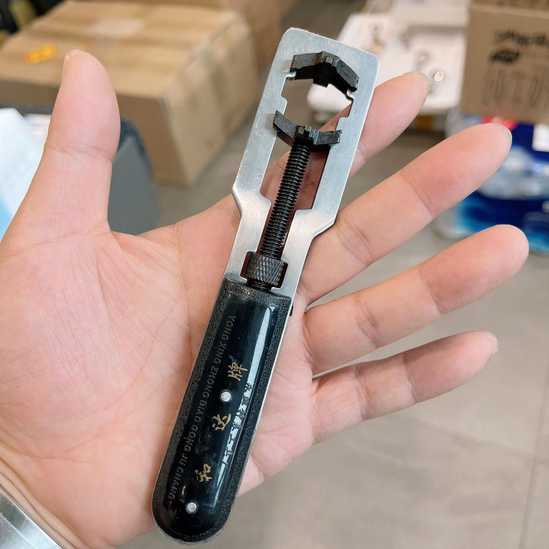 Must kahe küüniga avatav multifunktsionaalne kellaavaja. Kaks-ühes kellaavaja kella tagakaane ja alumise kaane avamiseks. 36 mm.