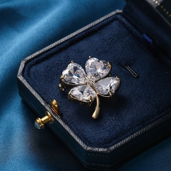 Bross japán és koreai stílusú divatos egyszerű négylevelű virágos selyemsál csattal, hangulatos sarokcsattal, niche dizájnnal, új kendő