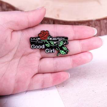 Fegyver rózsaszín zománc kitűzővel Jó lány jelvény