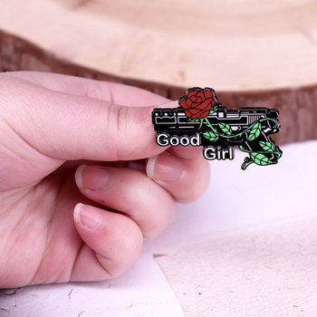 Fegyver rózsaszín zománc kitűzővel Jó lány jelvény