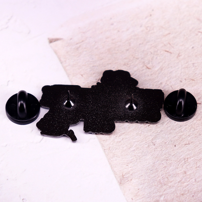 Fegyver rózsaszín zománc kitűzővel Jó lány jelvény