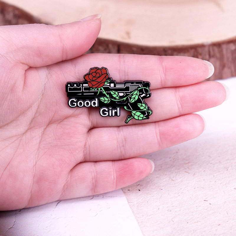 Fegyver rózsaszín zománc kitűzővel Jó lány jelvény