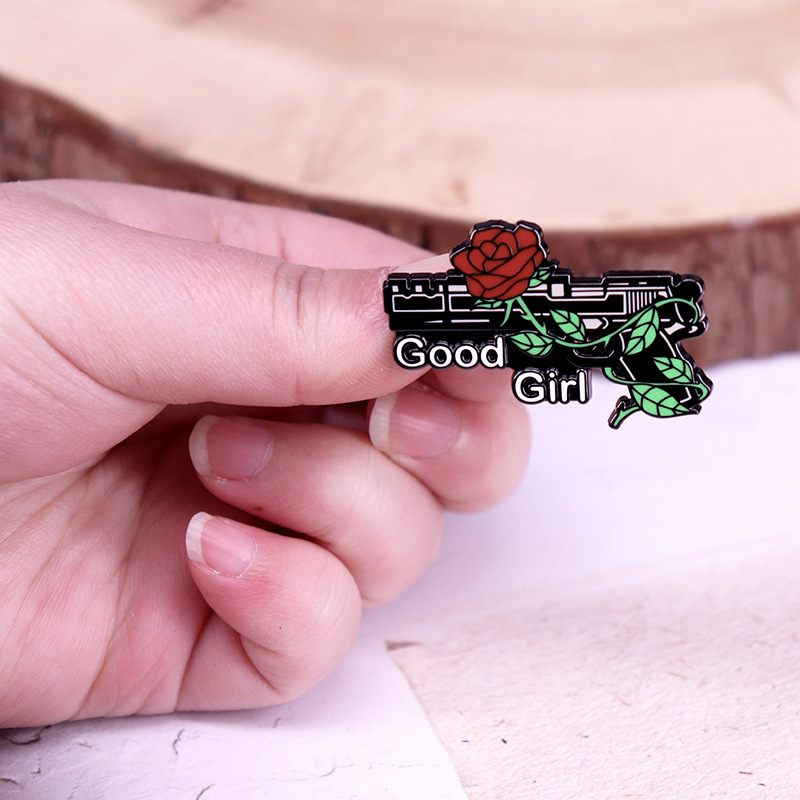 Fegyver rózsaszín zománc kitűzővel Jó lány jelvény