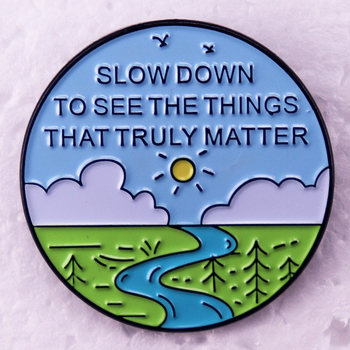 Lassíts le, és lásd meg, mi igazán számít: bross kitűző kiegészítők