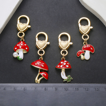 Határokon átnyúló forró olajcsepp alakú piros aranyos rajzfilm kis gomba medál szerelmes kulcstartó hátizsák autó ékszer medál