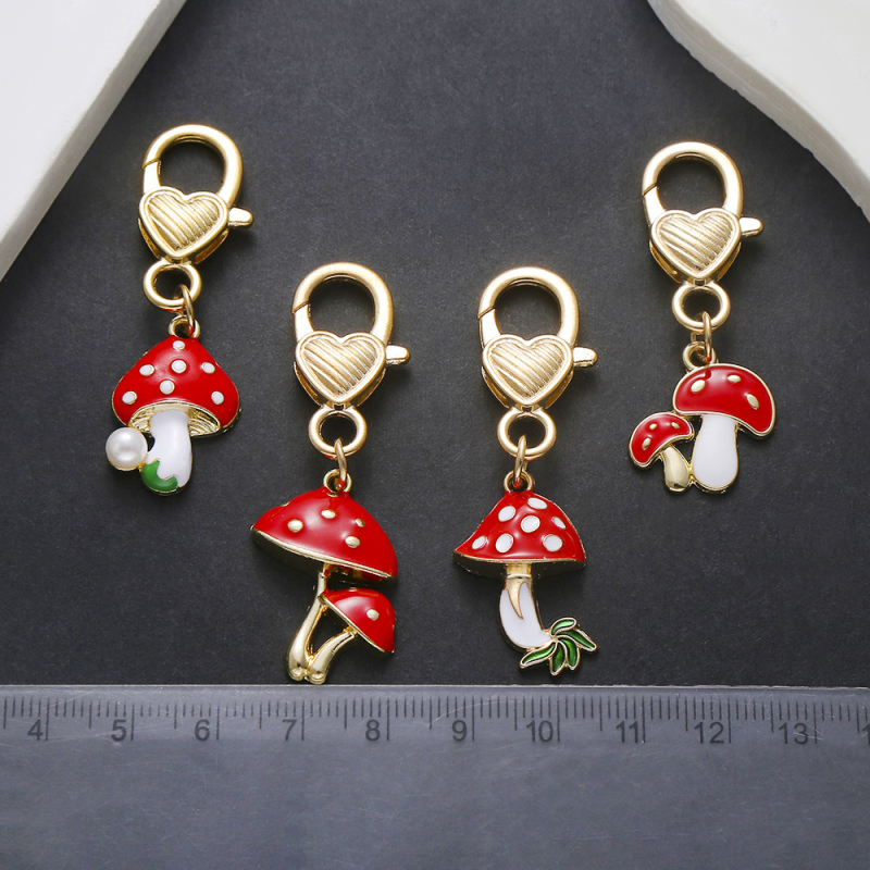 Határokon átnyúló forró olajcsepp alakú piros aranyos rajzfilm kis gomba medál szerelmes kulcstartó hátizsák autó ékszer medál