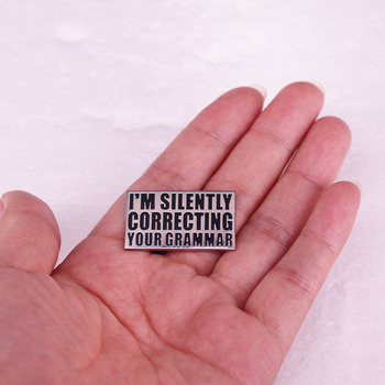 Némán javítom a nyelvtani brossodat, az angol jelvény kiegészítőidet.