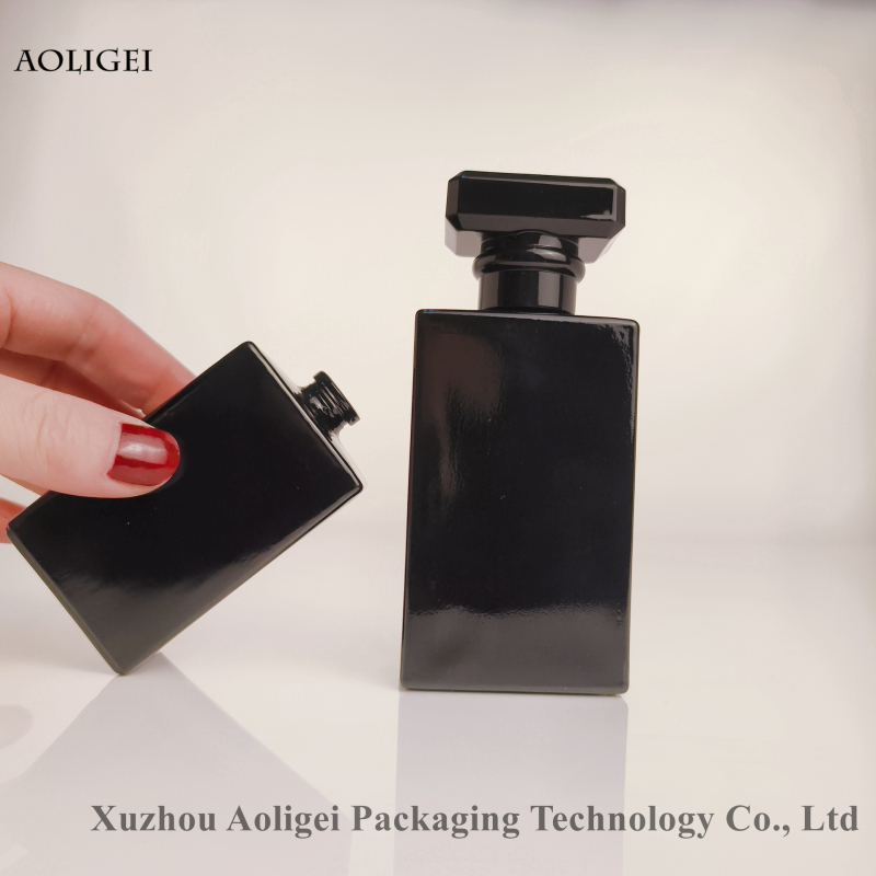 Vairumtirdzniecības 50 ml bajonetes kvadrātveida smaržu pudele ar melnu smaržu pudeli, smaržu pudele ar augstu vintage krāsu