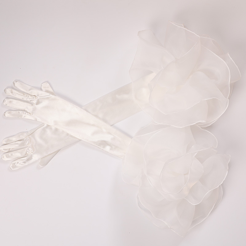 Auksinės aksominės vyno raudonumo vestuvinės pirštinės, juoda vestuvinė suknelė, studijos formos, juoda ilgomis rankovėmis, apvali rankovė