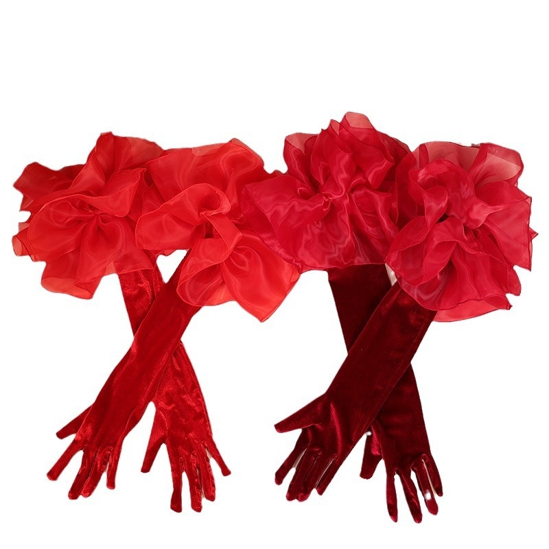 Auksinės aksominės vyno raudonumo vestuvinės pirštinės, juoda vestuvinė suknelė, studijos formos, juoda ilgomis rankovėmis, apvali rankovė