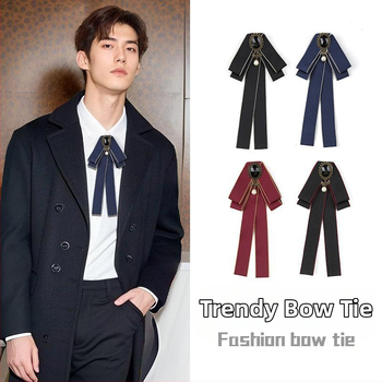 Meeste kikilips peigmehe isamehe pulmahotelli pulmaperemehe ärikoka musta ülikonna lipsuga aksessuaarid