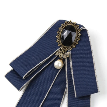 Meeste kikilips peigmehe isamehe pulmahotelli pulmaperemehe ärikoka musta ülikonna lipsuga aksessuaarid