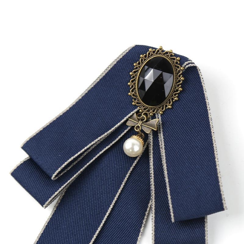 Meeste kikilips peigmehe isamehe pulmahotelli pulmaperemehe ärikoka musta ülikonna lipsuga aksessuaarid