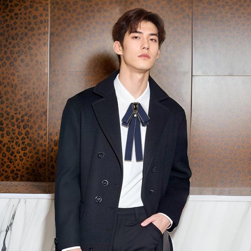 Meeste kikilips peigmehe isamehe pulmahotelli pulmaperemehe ärikoka musta ülikonna lipsuga aksessuaarid