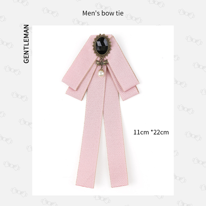 Meeste kikilips peigmehe isamehe pulmahotelli pulmaperemehe ärikoka musta ülikonna lipsuga aksessuaarid