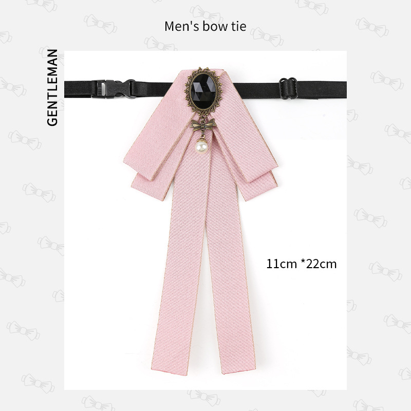 Meeste kikilips peigmehe isamehe pulmahotelli pulmaperemehe ärikoka musta ülikonna lipsuga aksessuaarid