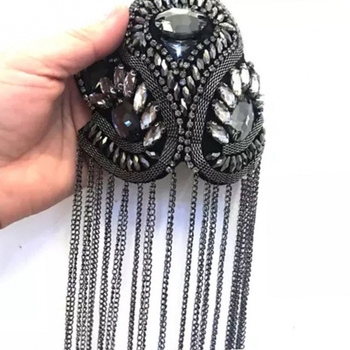 Kifutói bemutató bojtos bross, túlzó személyiség, T-stádiumú bross, szülő-gyermek kristály vállbross, jelmezruházat, kiegészítők