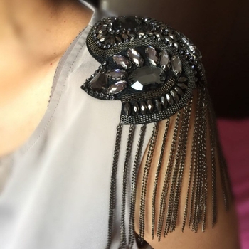 Kifutói bemutató bojtos bross, túlzó személyiség, T-stádiumú bross, szülő-gyermek kristály vállbross, jelmezruházat, kiegészítők