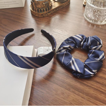 Κορδέλα μαλλιών με το όνομα της κοινής σειράς Χάρι Πότερ γύρω από το δαχτυλίδι μαλλιών με κορδέλα για τα μαλλιά των Universal Studios στο Χόγκουαρτς