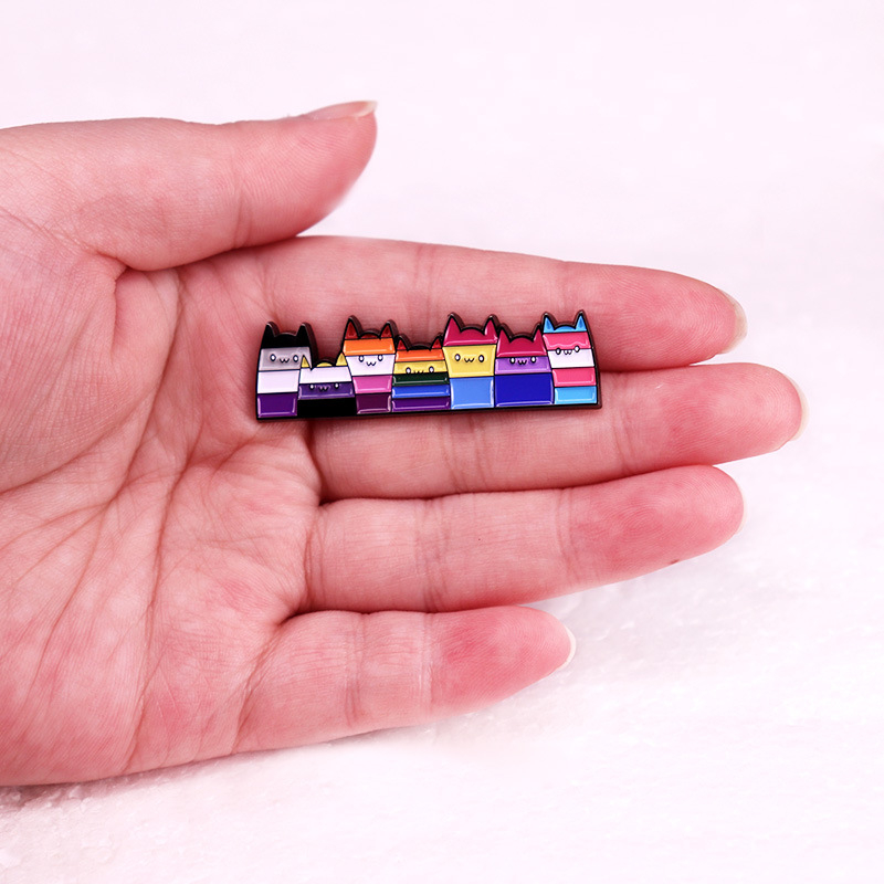 Színes csíkos rajzfilm macska bross jelvény