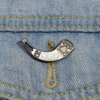 Európai és amerikai kreatív film- és televíziós perifériák, ötvözet bross, személyre szabott filmkellékek, kürtmodellező jelvény, kreatív, határokon átnyúló kiegészítők