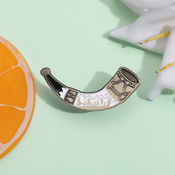 Európai és amerikai kreatív film- és televíziós perifériák, ötvözet bross, személyre szabott filmkellékek, kürtmodellező jelvény, kreatív, határokon átnyúló kiegészítők