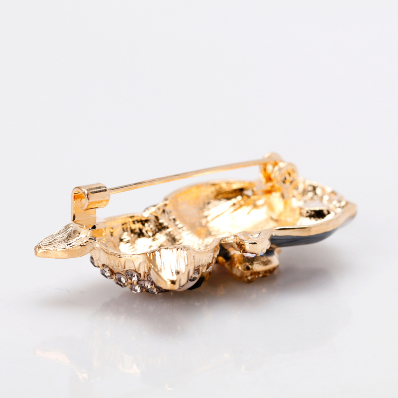 Európai és amerikai stílusú divat személyiség aranyos zöld szemű cica bross ötvözet gyémántolaj minden mérkőzés ruházati virágdísz folt