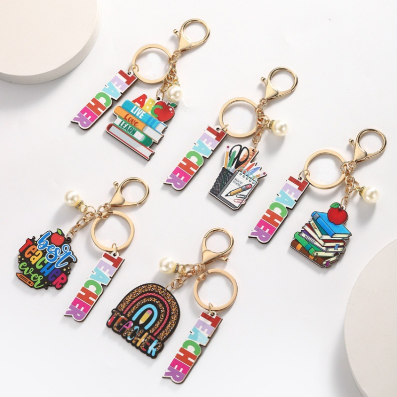 Határokon átnyúló új termékek Ballagási szezon Tanárnap Iskolai szezon Fa kulcstartó Függő díszek Könyv Betűcsík Ékszer Medál