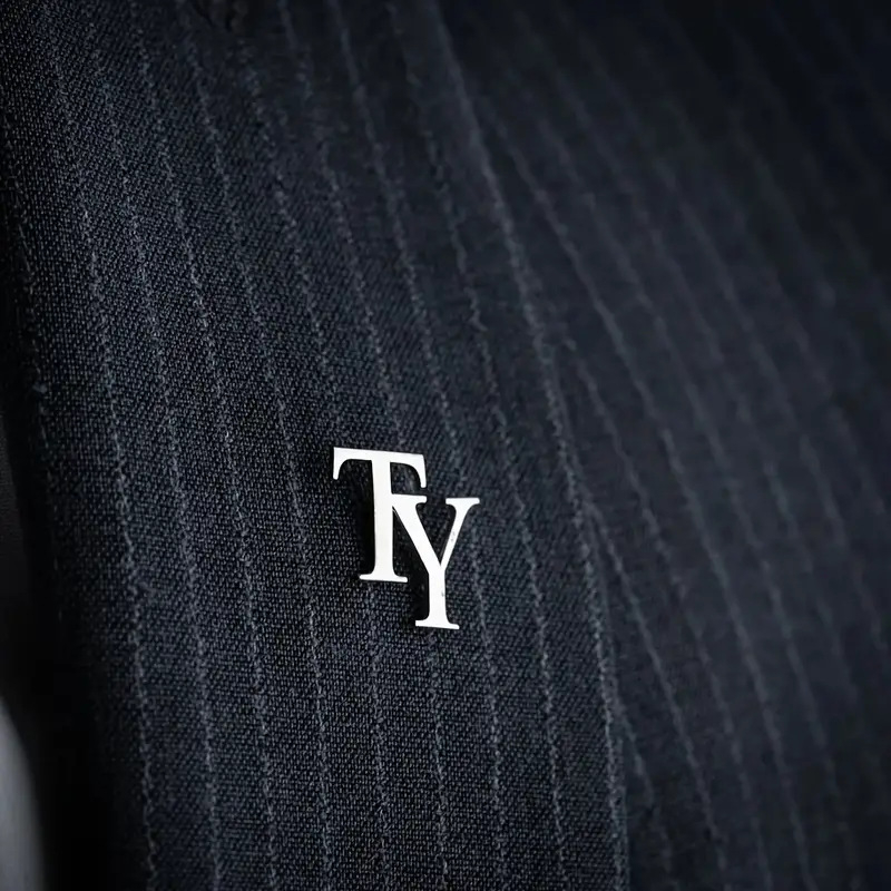 Férfi öltöny bross, határokon átnyúló, egyedi betűs, tűs bross, rozsdamentes acél, külkereskedelmi, hajgenerációs, multifunkcionális bross