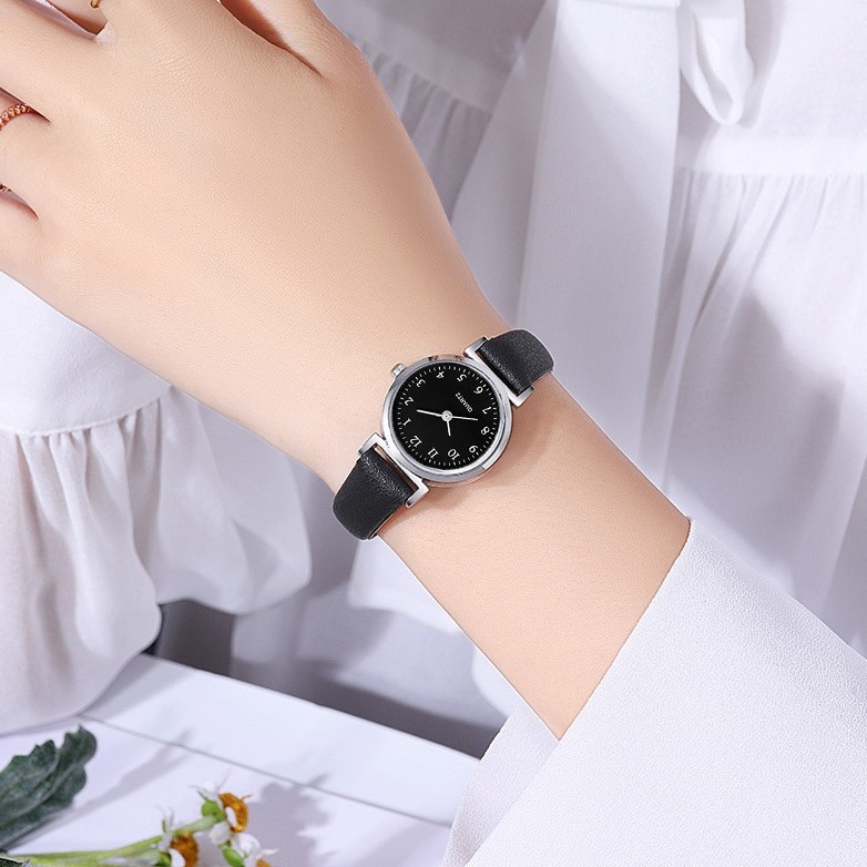 Új, divatos, egyszerű bőrszíjas női karórák raktáron, kis méretű, friss női órák nagykereskedelemben