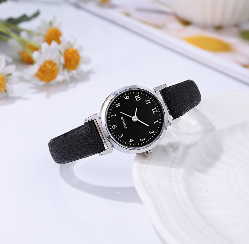 Új, divatos, egyszerű bőrszíjas női karórák raktáron, kis méretű, friss női órák nagykereskedelemben