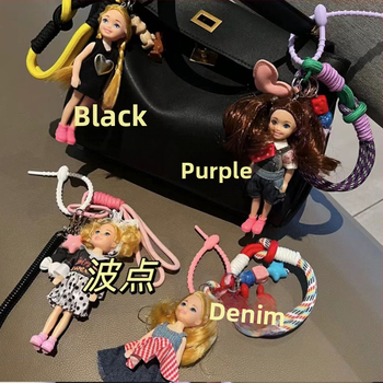 Tarpvalstybinis Jiang Paris ponia Yesha su mielu Barbie lėlės krepšiu ir pakabuku ant automobilio, raktų pakabuku ant riešo.